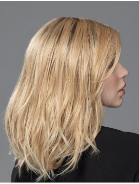 Perruque Runway Mono Part Ellen Wille teinte Sahara Beige Rooted portée par un mannequin