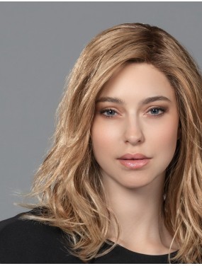Perruque Runway Mono Part Ellen Wille teinte Toffeeblonde Rooted portée par un mannequin