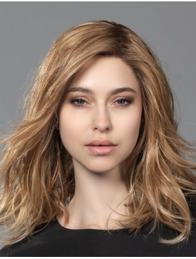 Perruque Runway Mono Part Ellen Wille teinte Toffeeblonde Rooted portée par un mannequin