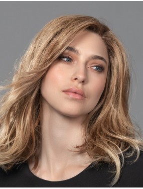 Perruque Runway Mono Part Ellen Wille teinte Toffeeblonde Rooted portée par un mannequin