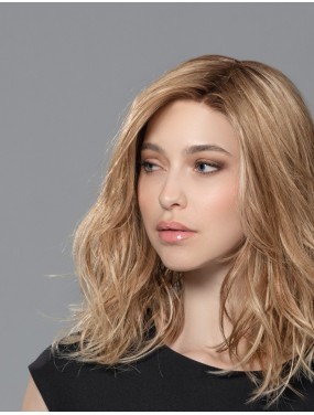 Perruque Runway Mono Part Ellen Wille teinte Toffeeblonde Rooted portée par un mannequin