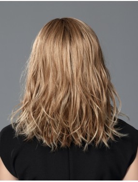 Perruque Runway Mono Part Ellen Wille teinte Toffeeblonde Rooted portée par un mannequin