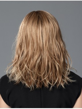 Perruque Runway Mono Part Ellen Wille teinte Toffeeblonde Rooted portée par un mannequin