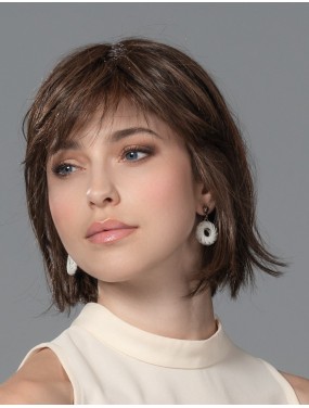 Perruque Sing Mono Part Ellen Wille teinte Cinnamonbrown Mix portée par un mannequin