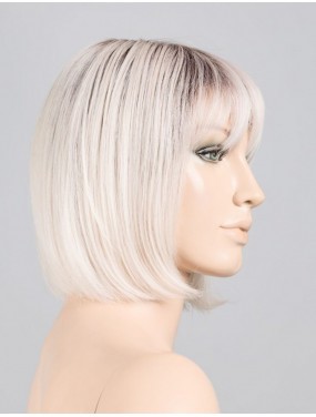 Perruque Sing Mono Part Ellen Wille teinte Platinblonde Rooted sur mannequin vue de profil