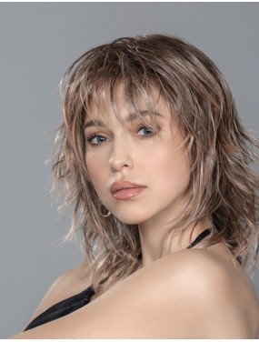 Perruque Stage Mono Part Ellen Wille teinte Powderblonde Tipped portée par un mannequin