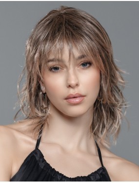 Perruque Stage Mono Part Ellen Wille teinte Powderblonde Tipped portée par un mannequin