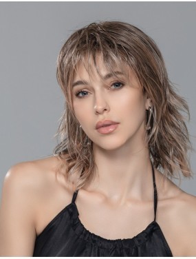Perruque Stage Mono Part Ellen Wille teinte Powderblonde Tipped portée par un mannequin