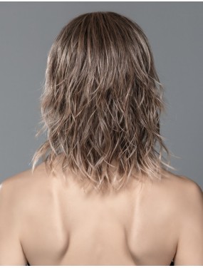 Perruque Stage Mono Part Ellen Wille teinte Powderblonde Tipped portée par un mannequin