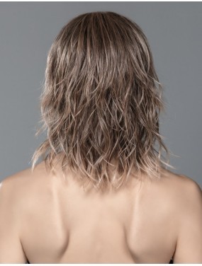 Perruque Stage Mono Part Ellen Wille teinte Powderblonde Tipped portée par un mannequin