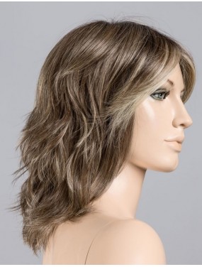 Perruque Stage Mono Part Ellen Wille teinte Darksand Rooted sur mannequin vue de profil
