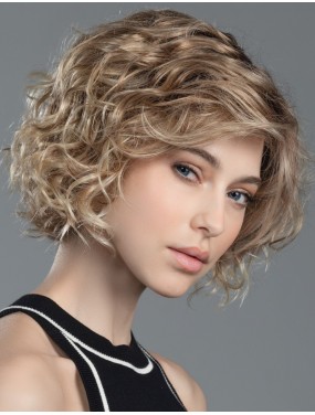 Perruque Turn Mono Part Ellen Wille teinte Caramel Rooted portée par un mannequin