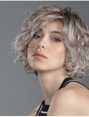 Perruque Turn Mono Part Ellen Wille teinte Stonegrey Rooted portée par un mannequin