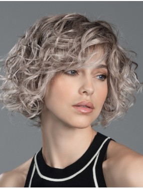 Perruque Turn Mono Part Ellen Wille teinte Stonegrey Rooted portée par un mannequin