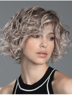 Perruque Turn Mono Part Ellen Wille teinte Stonegrey Rooted portée par un mannequin