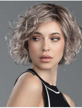 Perruque Turn Mono Part Ellen Wille teinte Stonegrey Rooted portée par un mannequin