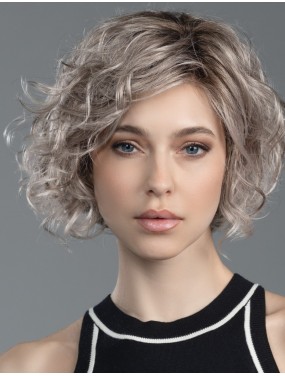 Perruque Turn Mono Part Ellen Wille teinte Stonegrey Rooted portée par un mannequin