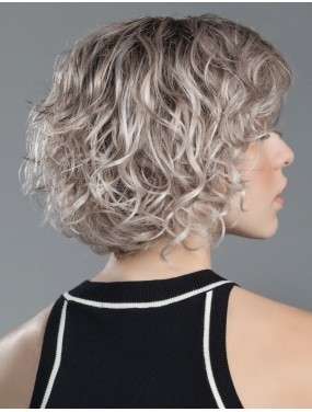 Perruque Turn Mono Part Ellen Wille teinte Stonegrey Rooted portée par un mannequin