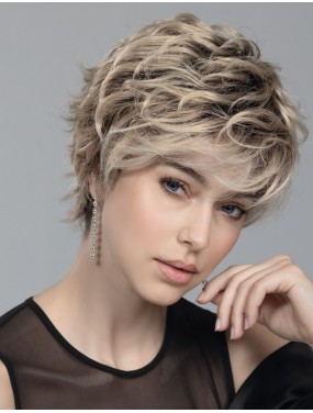 Perruque Weekend Ellen Wille teinte Champagne Rooted portée par un mannequin