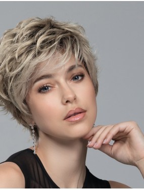 Perruque Weekend Ellen Wille teinte Champagne Rooted portée par un mannequin