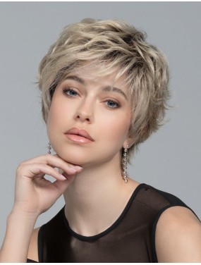 Perruque Weekend Ellen Wille teinte Champagne Rooted portée par un mannequin