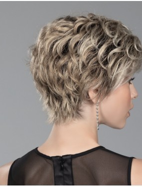 Perruque Weekend Ellen Wille teinte Champagne Rooted portée par un mannequin