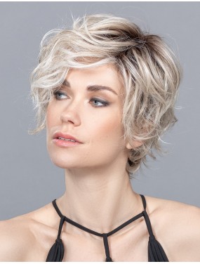 Perruque Cover Mono Part Ellen Wille teinte Pearlblonde Rooted portée par un mannequin