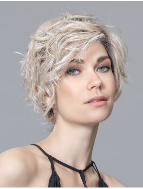 Perruque Cover Mono Part Ellen Wille teinte Pearlblonde Rooted portée par un mannequin