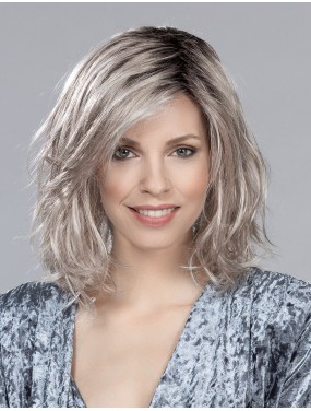 Perruque Destiny Mono Part Ellen Wille teinte Darksnow Rooted portée par un mannequin