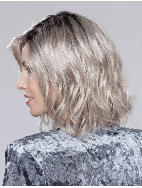 Perruque Destiny Mono Part Ellen Wille teinte Darksnow Rooted portée par un mannequin