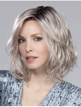 Perruque Destiny Mono Part Ellen Wille teinte Darksnow Rooted portée par un mannequin