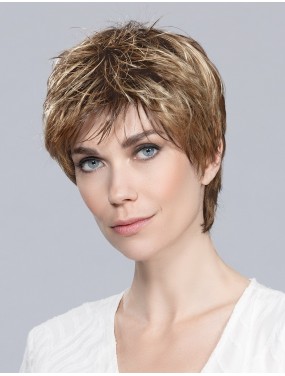 Perruque Fair Mono Ellen Wille teinte Lightbernstein Rooted portée par un mannequin