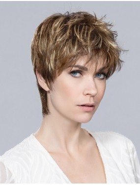 Perruque Fair Mono Ellen Wille teinte Lightbernstein Rooted portée par un mannequin