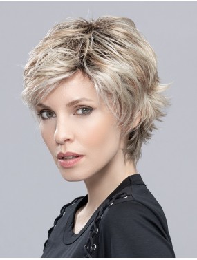 Perruque Flip Mono Ellen Wille teinte Pearlblonde Rooted portée par un mannequin