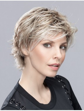 Perruque Flip Mono Ellen Wille teinte Pearlblonde Rooted portée par un mannequin