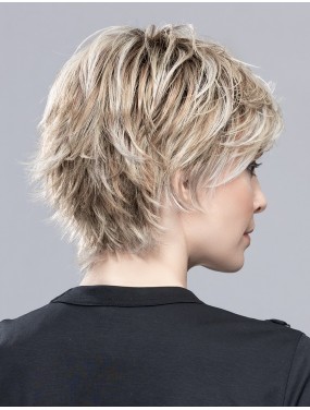 Perruque Flip Mono Ellen Wille teinte Pearlblonde Rooted portée par un mannequin