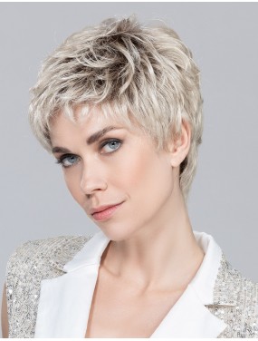 Perruque Foxy Mono Ellen Wille teinte Champagne Rooted portée par un mannequin