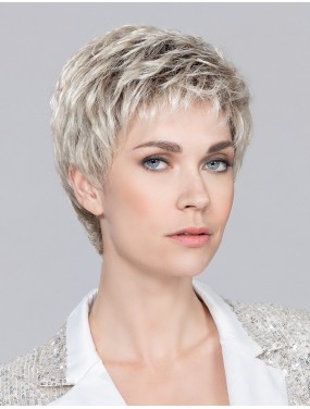 Perruque Foxy Mono Ellen Wille teinte Champagne Rooted portée par un mannequin