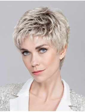 Perruque Foxy Mono Ellen Wille teinte Champagne Rooted portée par un mannequin