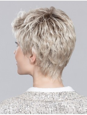 Perruque Foxy Mono Ellen Wille teinte Champagne Rooted portée par un mannequin