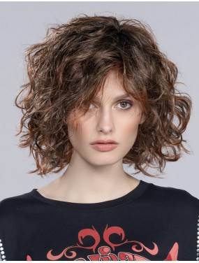 Perruque Girl Large Mono Part Ellen Wille teinte Chocolate Rooted portée par un mannequin