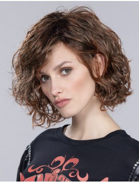 Perruque Girl Large Mono Part Ellen Wille teinte Chocolate Rooted portée par un mannequin