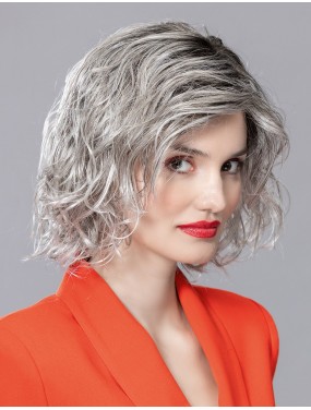 Perruque Girl Large Mono Part Ellen Wille teinte Stonegrey Rooted portée par un mannequin