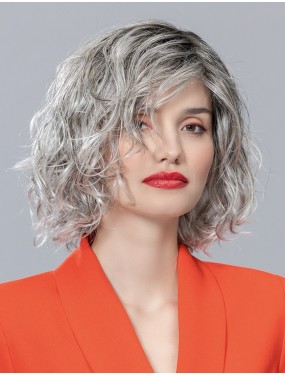 Perruque Girl Large Mono Part Ellen Wille teinte Stonegrey Rooted portée par un mannequin
