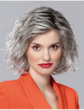 Perruque Girl Large Mono Part Ellen Wille teinte Stonegrey Rooted portée par un mannequin