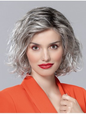 Perruque Girl Large Mono Part Ellen Wille teinte Stonegrey Rooted portée par un mannequin