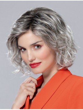 Perruque Girl Large Mono Part Ellen Wille teinte Stonegrey Rooted portée par un mannequin