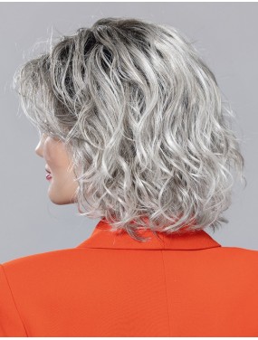 Perruque Girl Large Mono Part Ellen Wille teinte Stonegrey Rooted portée par un mannequin