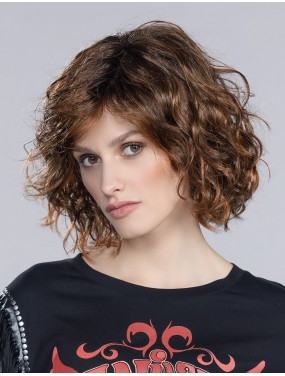 Perruque Girl Mono Part Ellen Wille teinte Chocolate Rooted portée par un mannequin