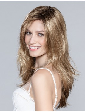 Perruque Glamour Mono Part Ellen Wille teinte Darksand Rooted portée par un mannequin
